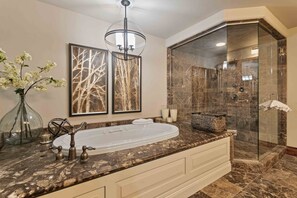 Condo, 4 habitaciones | Baño | Toallas y shampoo 