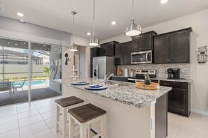 House, 5 Bedrooms | Private kitchen