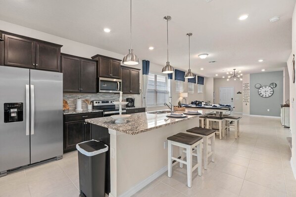 House, 5 Bedrooms | Private kitchen