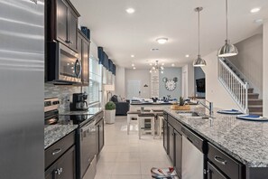 House, 5 Bedrooms | Private kitchen