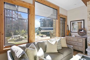 คอนโด, 4 ห้องนอน | บริเวณนั่งเล่น | สมาร์ททีวี