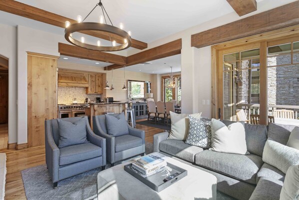 Condo, 4 chambres | Aire de séjour | Téléviseur connecté