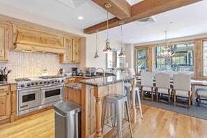 คอนโด, 4 ห้องนอน | ครัวส่วนตัว | ตู้เย็น, เตาอบ, เครื่องชงกาแฟ/ชา, เตาปิ้งขนมปัง