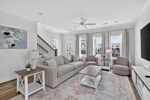 Condo, 2 phòng ngủ | Khu phòng khách | Smart TV, dịch vụ stream 