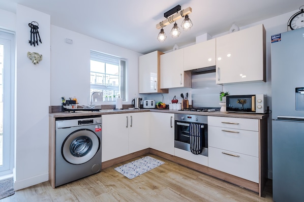 Refrigerador, microondas, horno, placa de cocina