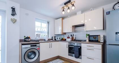 Stylish Stoke-on-Trent 3 Bed - Parking, Long Stays