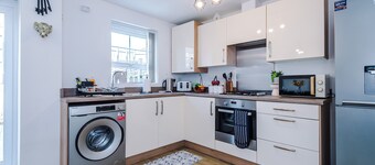 Stylish Stoke-on-Trent 3 Bed - Parking, Long Stays