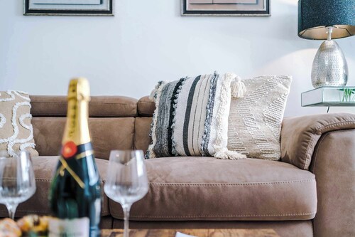 Stylish Stoke-on-Trent 3 Bed - Parking, Long Stays