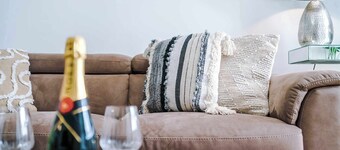 Stylish Stoke-on-Trent 3 Bed - Parking, Long Stays