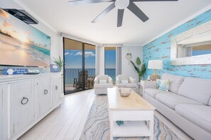 Condo, 2 Bedrooms | Ruang tamu