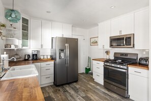 Refrigerador, horno, cafetera/tetera, tostadora
