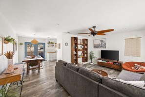 Casa, 3 quartos | Área de estar | Smart TV