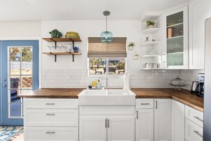 Coffee/tea maker, fridge, oven, toaster