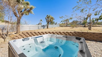 House, 3 Bedrooms | Outdoor spa tub