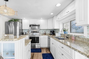 House, 3 Bedrooms | Private kitchen