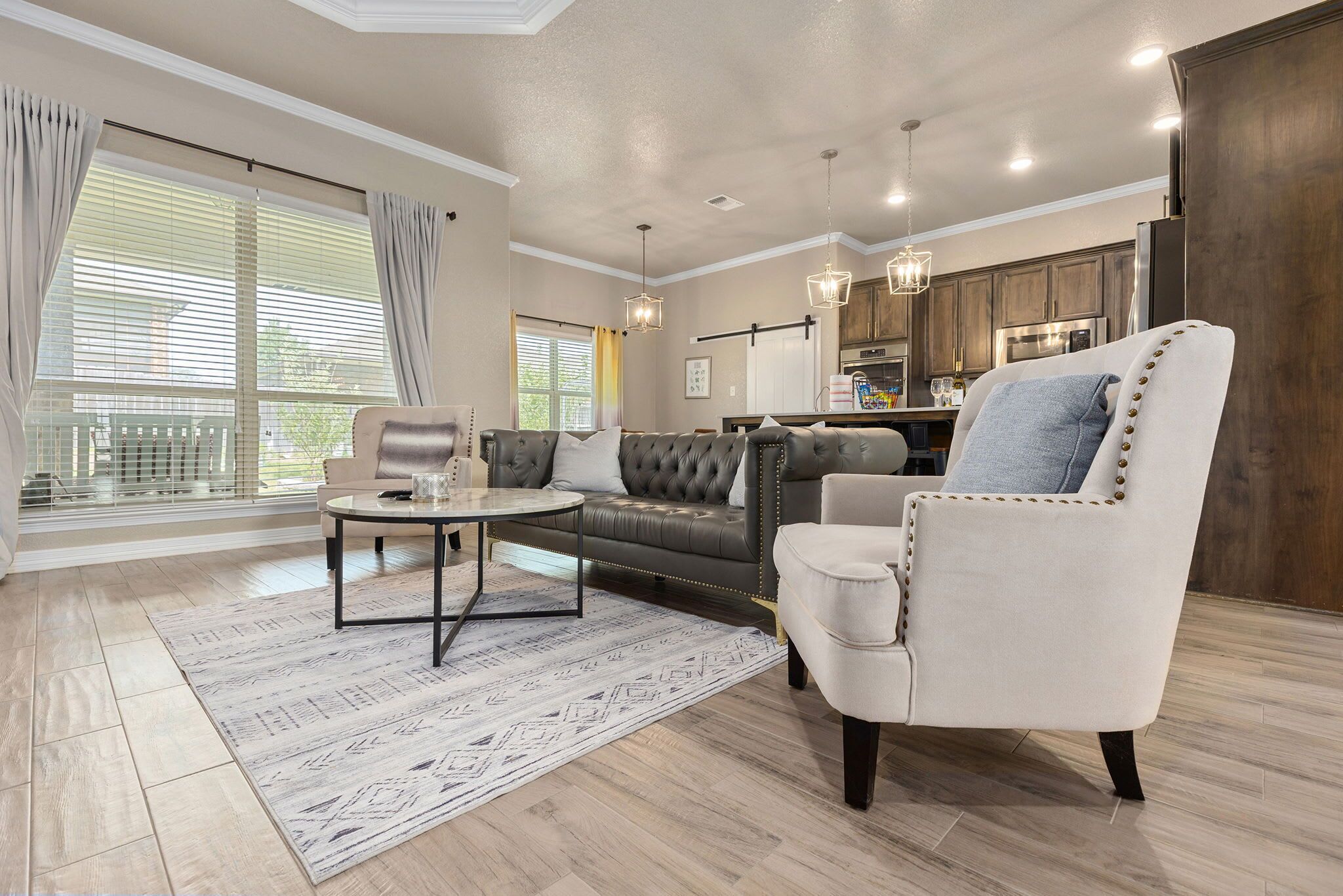 Una televisión, una chimenea, una oficina