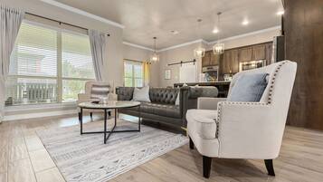 Una televisión, una chimenea, una oficina