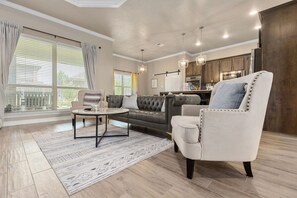 Una televisión, una chimenea, una oficina