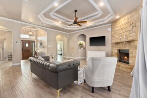 TV, fireplace, offices - Harker Heights 7Bd, 12PPL, Perfect For Families, Contractors, Insurance (Harker Heights)