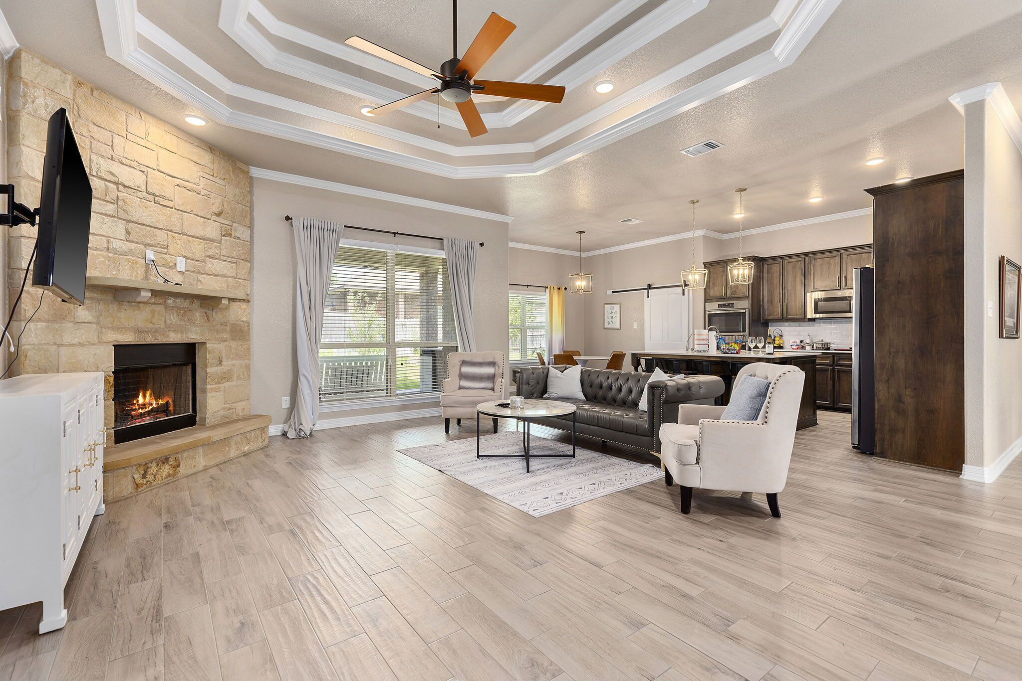 Fernseher, Kamin, Arbeitsbereiche