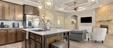 Køleskab, mikrobølgeovn, ovn, kogeplade