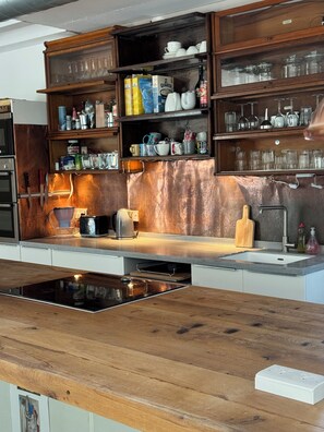 Microondas, horno, placa de cocina, lavavajillas