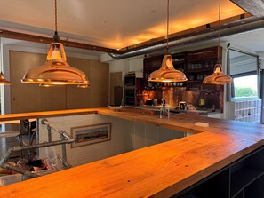 Microondas, horno, placa de cocina, lavavajillas