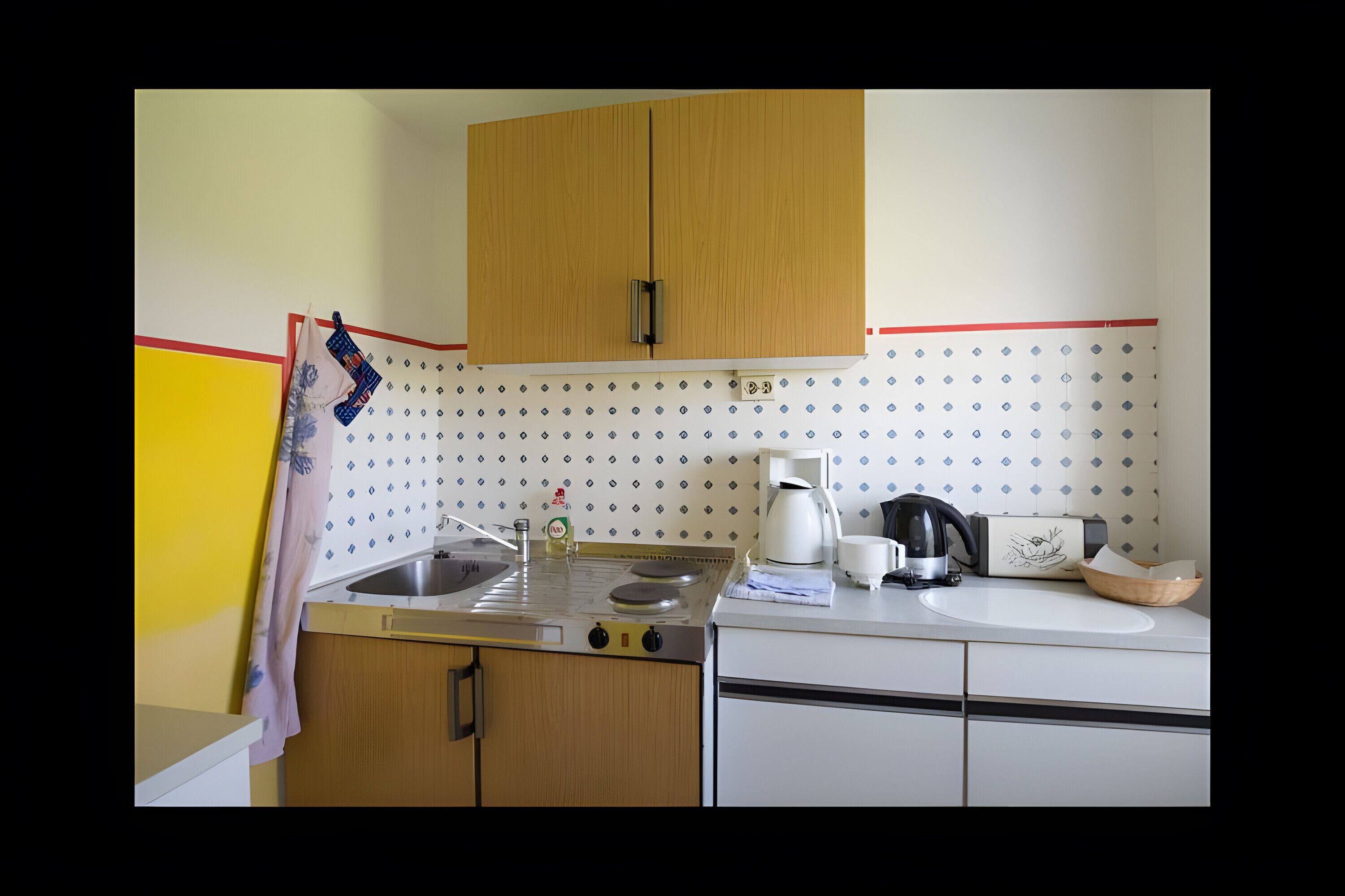 Kylskåp, mikrovågsugn, spishäll och kaffe- och tebryggare