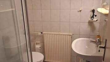 Douche, articles de toilette gratuits, sĂšche-cheveux