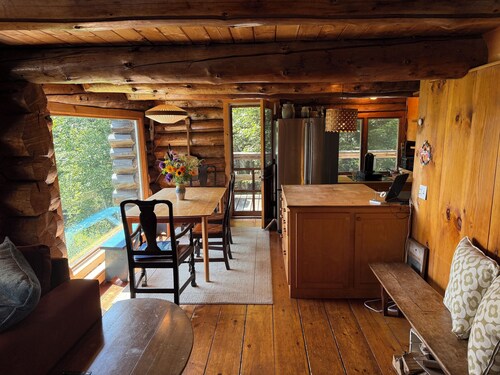 Mountain Log Home w/Amazing View! Foliage Awaiting