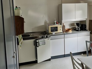 Fridge, microwave, stovetop, coffee/tea maker - Studio Apartment 'Fewo Pirat Familie Sauerwald' with Shared Garden and Wi-Fi (Pellworm)