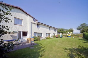 Children’s area - Studio Apartment 'Fewo Pirat Familie Sauerwald' with Shared Garden and Wi-Fi (Pellworm)