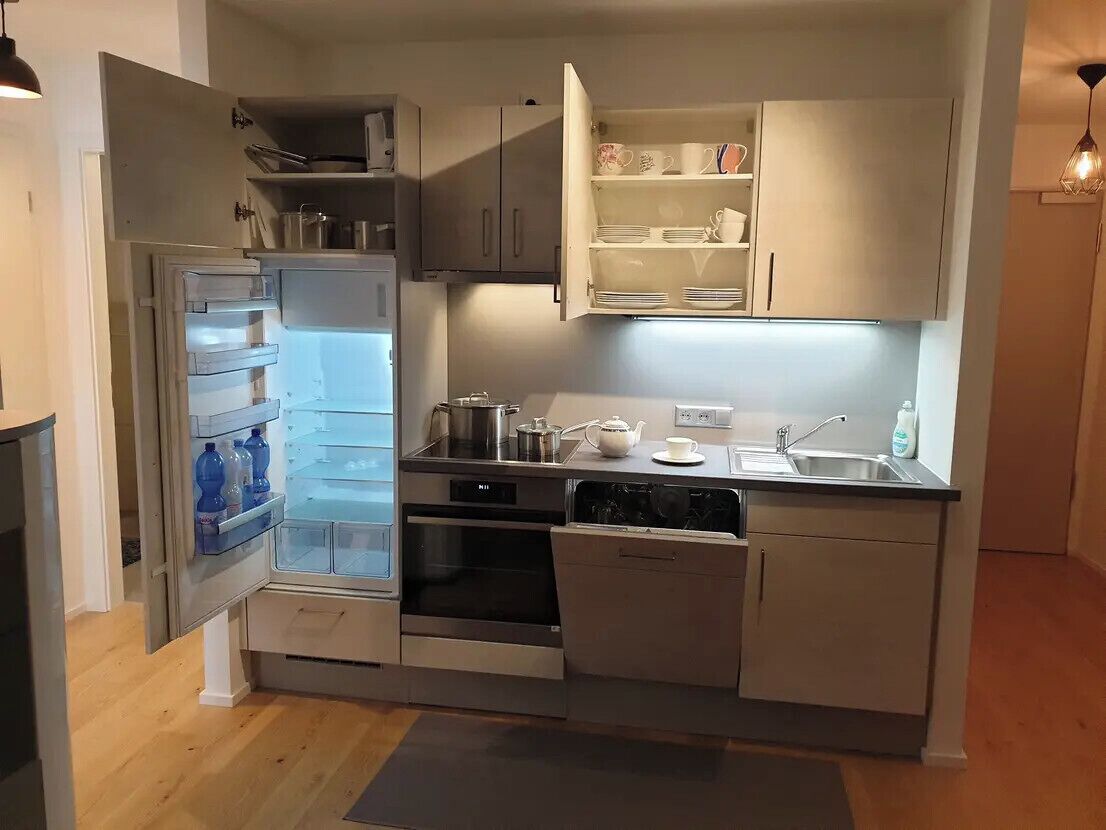 Een koelkast, een magnetron, een oven, een kookplaat