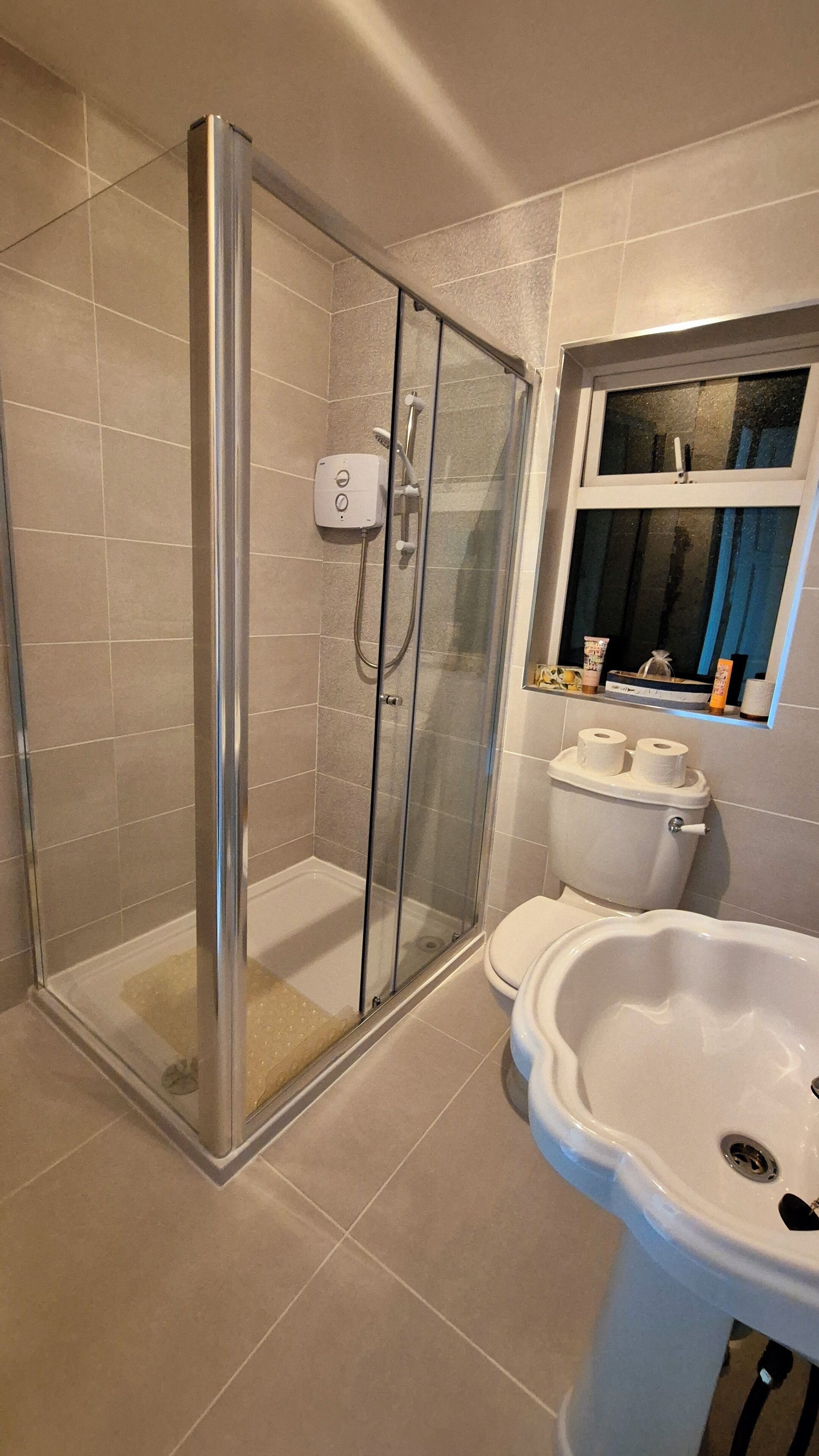 Ducha, secador de pelo, toallas, jabón