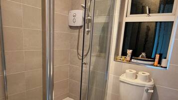 Ducha, secador de pelo, toallas y jabón