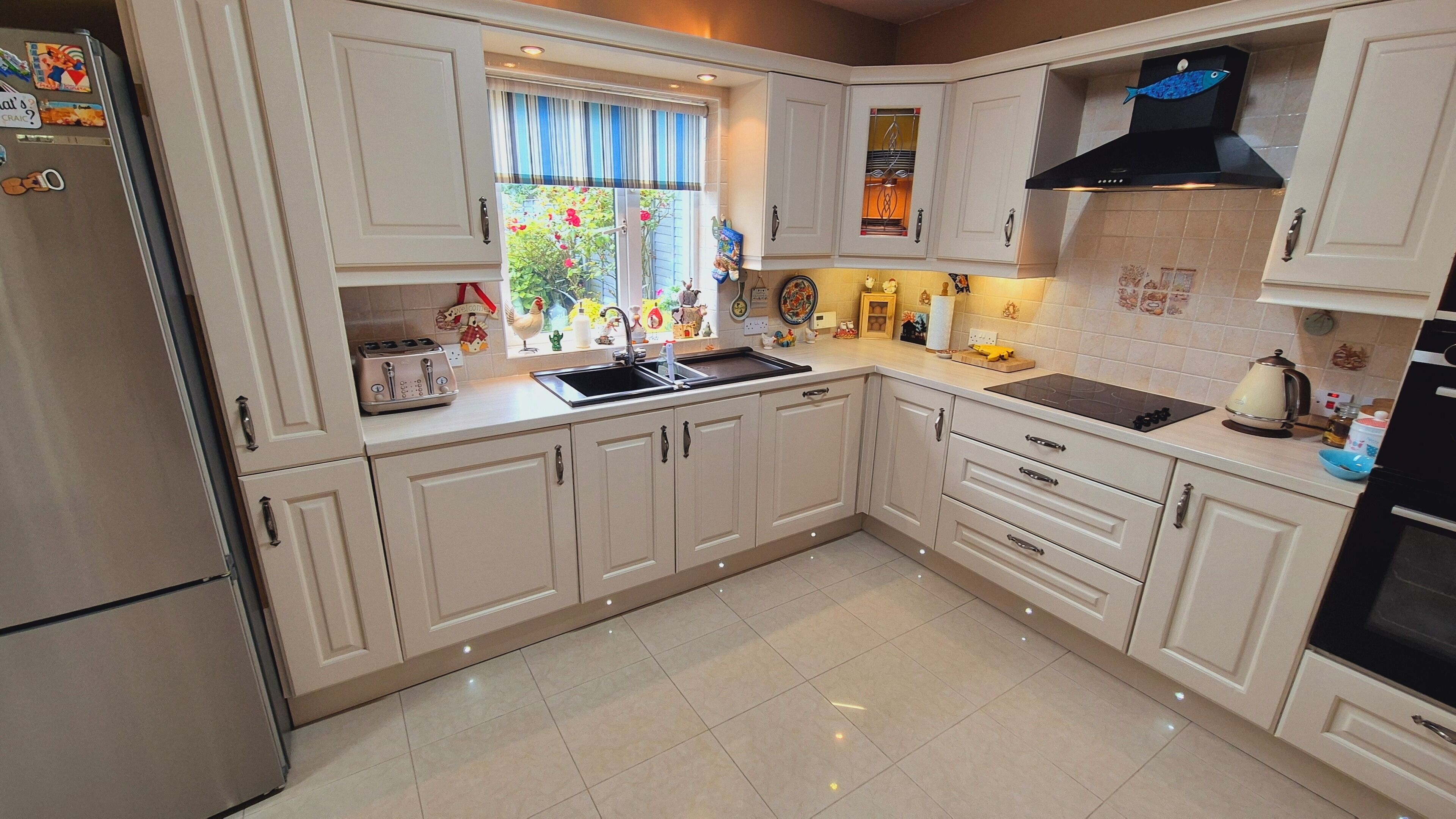 Micro-ondes, four, plaque de cuisson, lave-vaisselle