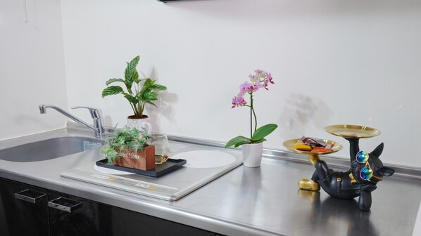 Frigorífico grande, microondas y utensilios de cocina