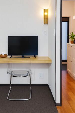 Escritorio, espacio para trabajar con laptop y cortinas blackout 