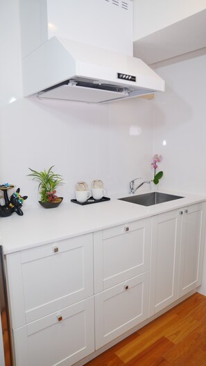 Frigorífico grande, microondas y utensilios de cocina