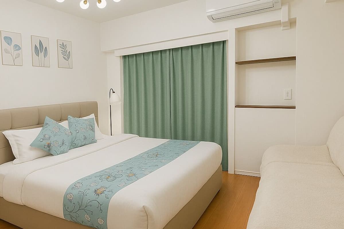 Habitación City doble, 1 cama de matrimonio grande, balcón, vistas a la ciudad | Escritorio, espacio para trabajar con un portátil, cortinas opacas