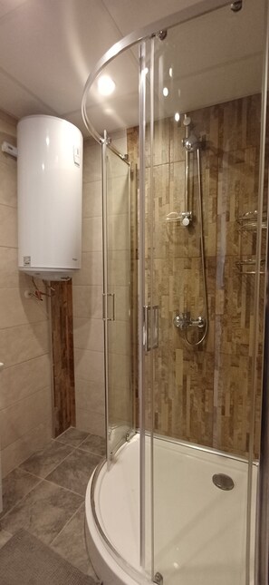 Dusche, Haartrockner, HandtĂŒcher, Seife