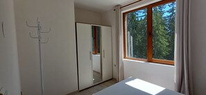 1 habitación, tabla de planchar con plancha y ropa de cama