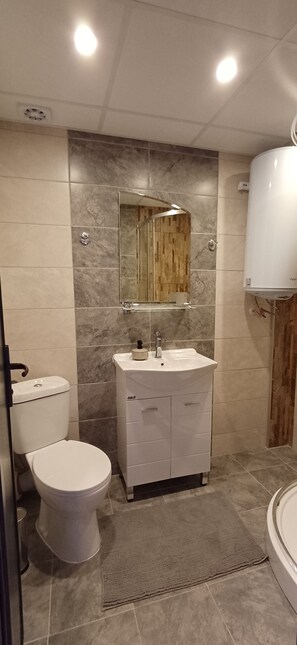 Ducha, secador de pelo, toallas, jabón