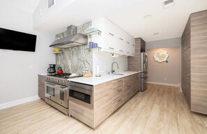 Réfrigérateur, lave-vaisselle, cafetiÚre-théiÚre