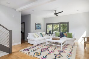 Téléviseur, table de ping-pong