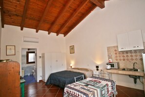 1 bedroom, desk, free WiFi, bed sheets - The Scola of Pirazzolu Retreat (Olbia)