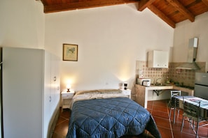 1 bedroom, desk, free WiFi, bed sheets