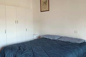 1 quarto, escrivaninha, Wi-Fi de cortesia, roupa de cama