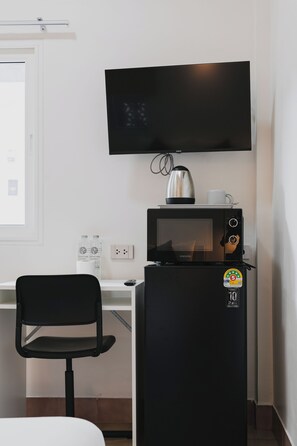 Kamar Standar | Meja kerja, tirai kedap cahaya, kedap suara, dan setrika/meja setrika