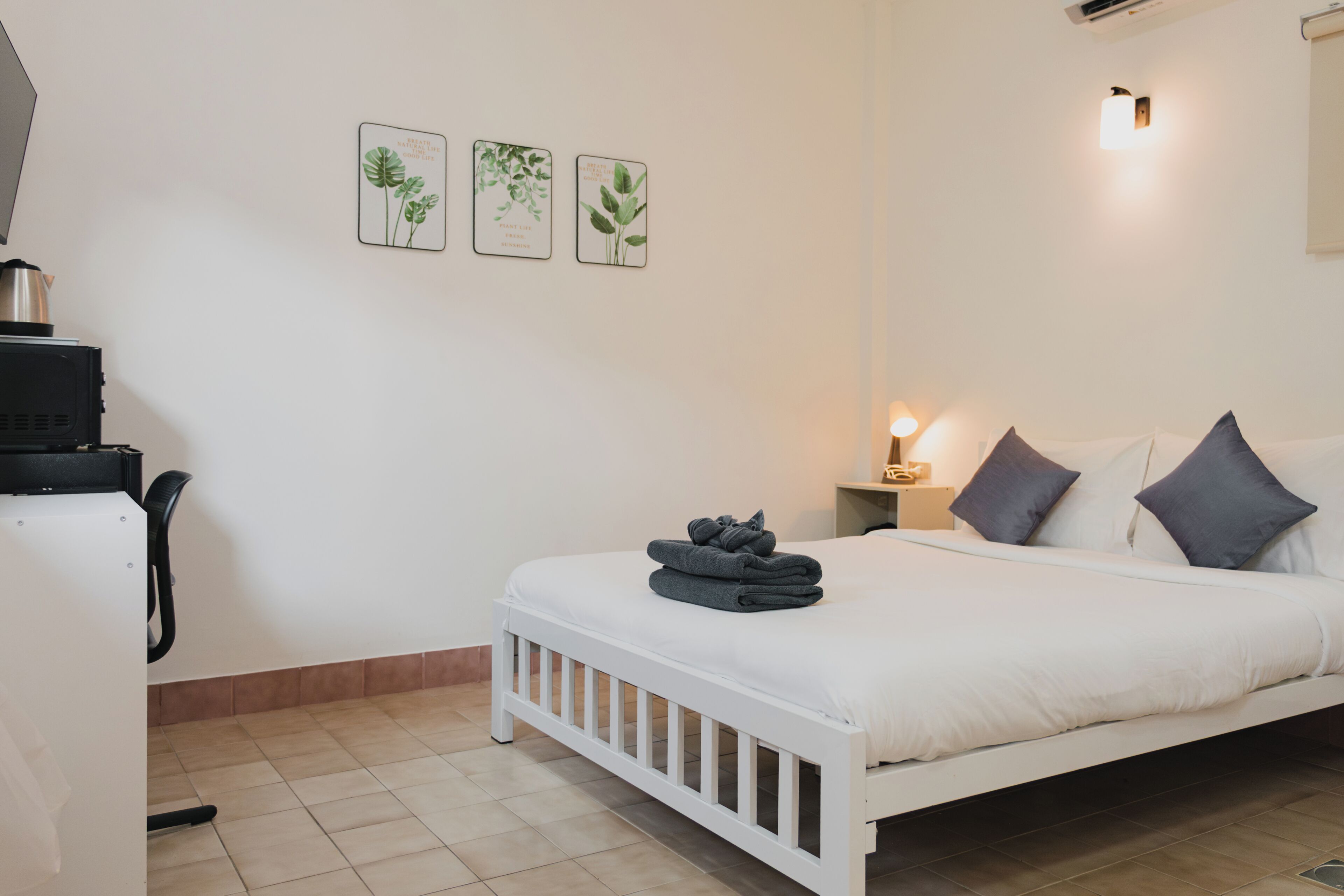 Kamar Standar | Meja kerja, tirai kedap cahaya, kedap suara, dan setrika/meja setrika